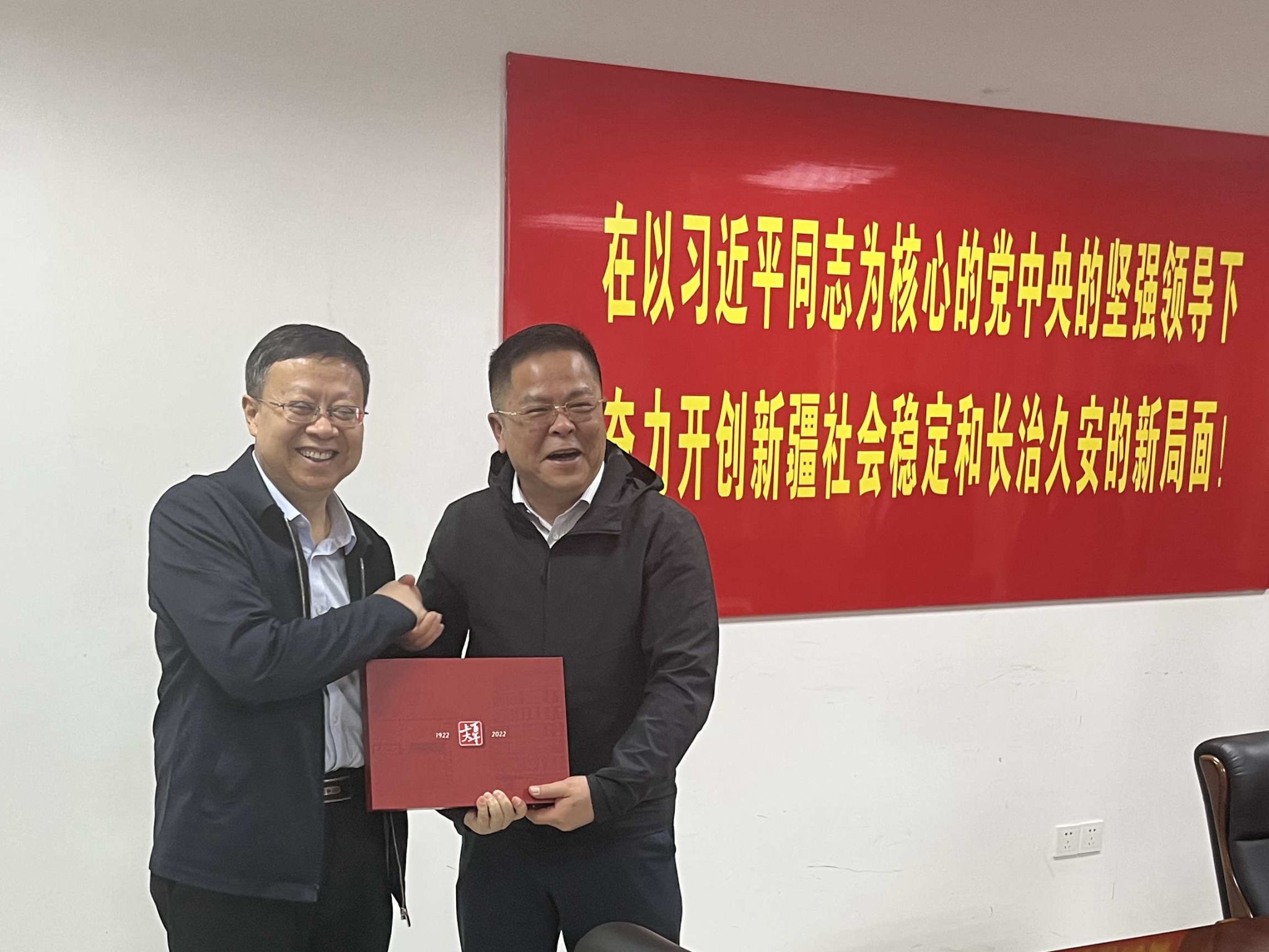 王校長與教育廳長.jpg 王校長與教育廳長.jpg