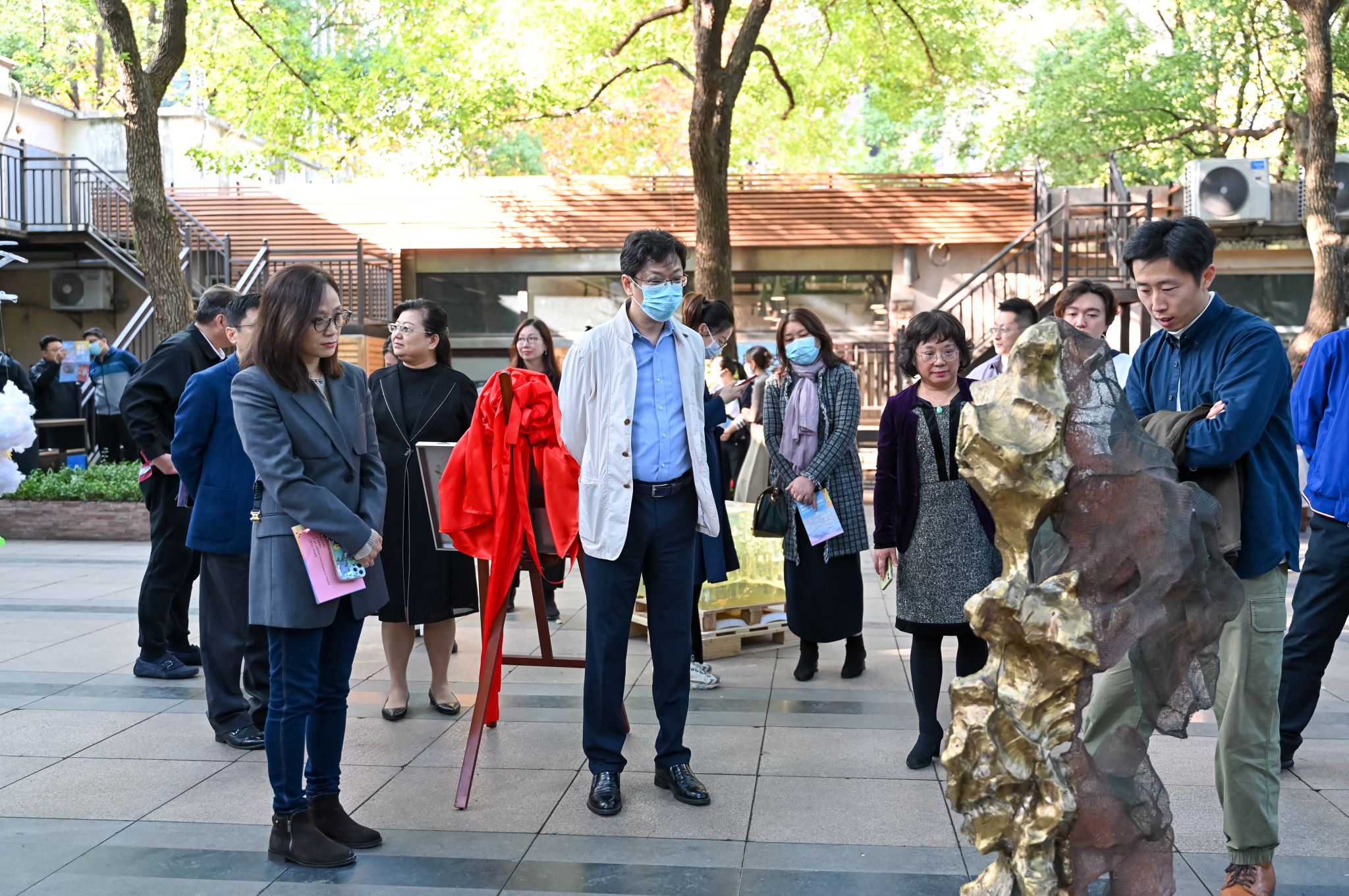 參展藝術家在為嘉賓導覽展覽作品1.jpg 參展藝術家在為嘉賓導覽展覽作品1.jpg