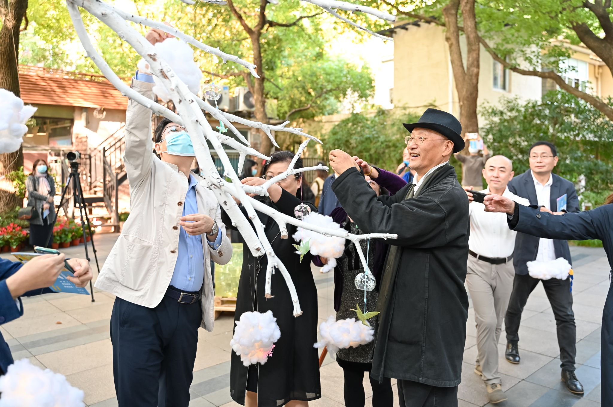 15-雙方嘉賓點亮雲燈之樹👰🏼♂️,啟動人民公園藝術社區展.jpg 15-雙方嘉賓點亮雲燈之樹,啟動人民公園藝術社區展.jpg